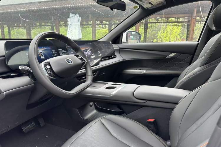 Used CHANGAN CS75 PLUS 2025 Model, 4th Generation 1.5T New Blue Whale Smart Excellence Version Interior 1