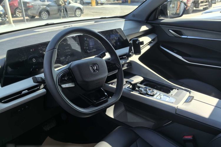 Used CHANGAN CS75 PLUS 2025 Model, 3rd Generation Champion Edition 1.5T Jinghang Version Interior 1