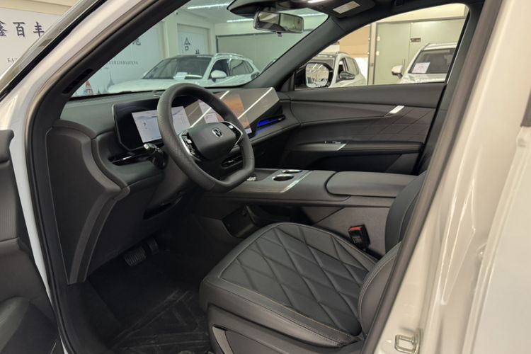 Used CHANGAN CS75 PLUS 2025 4th Generation 1.5T New Blue Whale Smart Flagship Version Interior 2