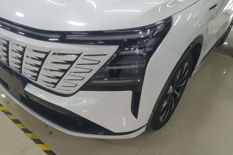 Used CHANGAN CS75 PLUS 2025 4th Generation UItra 2.0T New Blue Whale – Smart & Powerful Version Left Front Headlight