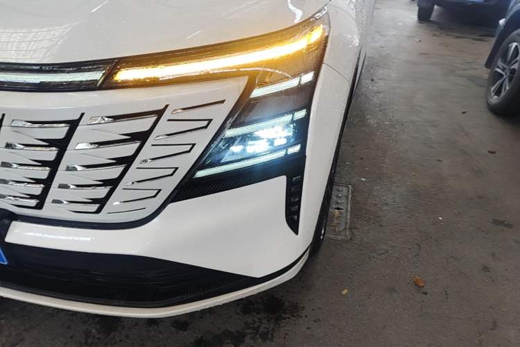 Used CHANGAN CS75 PLUS 2025 4th Generation UItra 2.0T New Blue Whale – Smart & Powerful Version Left Front Headlight