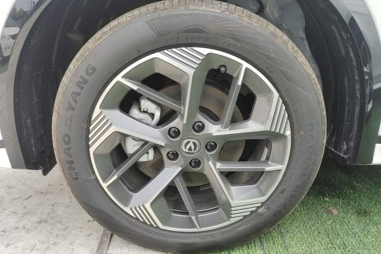 Used CHANGAN CS75 PLUS 2025 4th Generation 1.5T New Blue Whale Smart Luxury Edition Left Front Wheel Hub