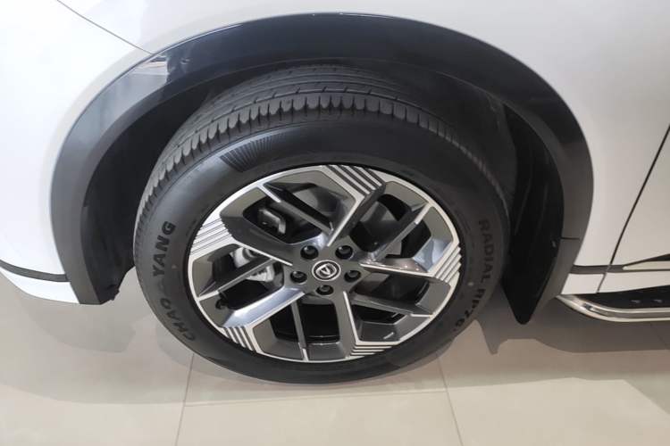 Used CHANGAN CS75 PLUS 2025 4th Generation 1.5T New Blue Whale Smart Luxury Edition Left Front Wheel Hub