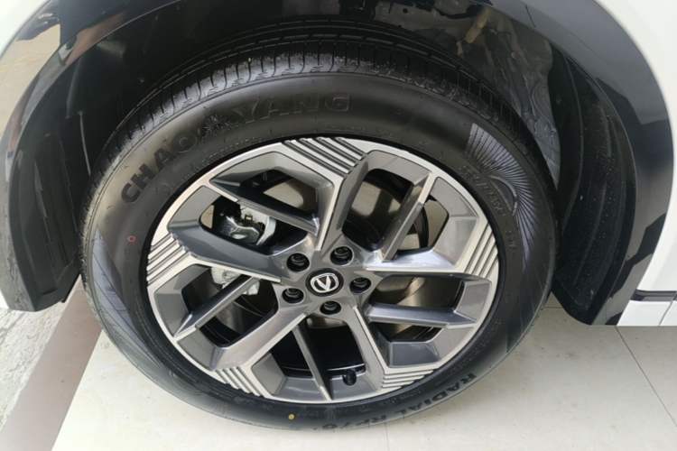 Used CHANGAN CS75 PLUS 2025 4th Generation 1.5T New Blue Whale Smart Luxury Edition Left Front Wheel Hub