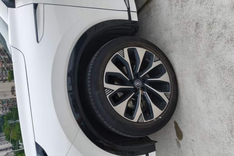 Used CHANGAN CS75 PLUS 2025 4th Generation UItra 2.0T New Blue Whale – Smart & Powerful Version Left Front Wheel Hub