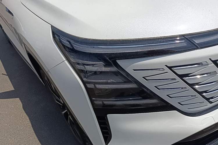 Used CHANGAN CS75 PLUS 2025 4th Generation UItra 2.0T New Blue Whale – Smart & Powerful Version Right Front Headlight