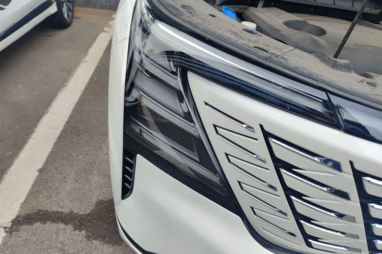 Used CHANGAN CS75 PLUS 2025 4th Generation UItra 2.0T New Blue Whale – Smart & Powerful Version Right Front Headlight