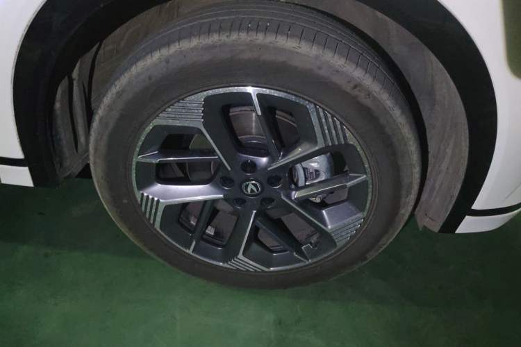 Used CHANGAN CS75 PLUS 2025 4th Generation 1.5T New Blue Whale Smart Luxury Edition Right Front Wheel Hub