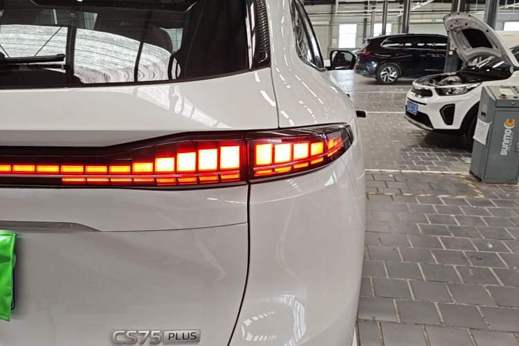 Used CHANGAN CS75 PLUS 2025 4th Generation UItra 2.0T New Blue Whale Smart Intelligent Powertrain Version Right Rear Taillight