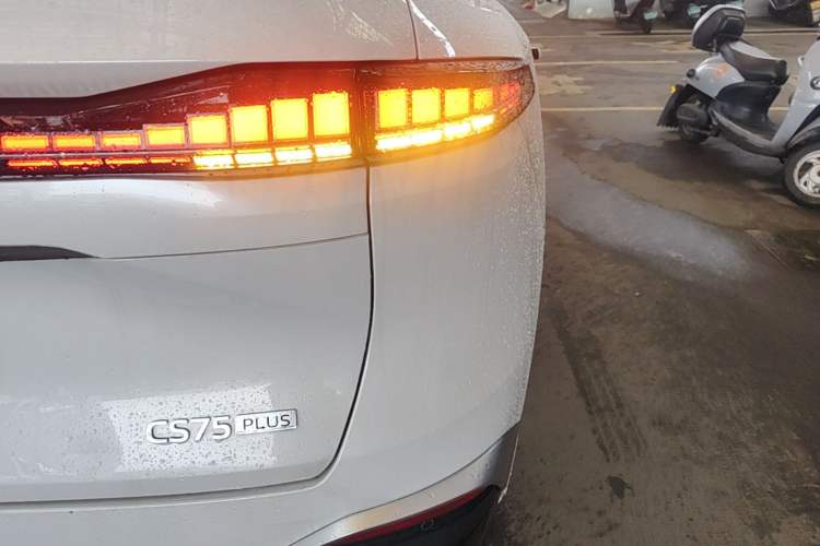 Used CHANGAN CS75 PLUS 2025 4th Generation UItra 2.0T New Blue Whale – Smart & Powerful Version Right Rear Taillight