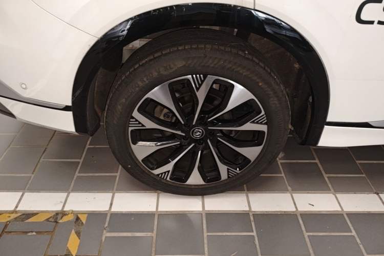 Used CHANGAN CS75 PLUS 2025 4th Generation UItra 2.0T New Blue Whale Smart Intelligent Powertrain Version Right Rear Wheel Hub