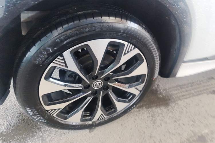 Used CHANGAN CS75 PLUS 2025 4th Generation UItra 2.0T New Blue Whale – Smart & Powerful Version Right Rear Wheel Hub