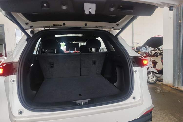 Used CHANGAN CS75 PLUS 2025 4th Generation UItra 2.0T New Blue Whale – Smart & Powerful Version Trunk