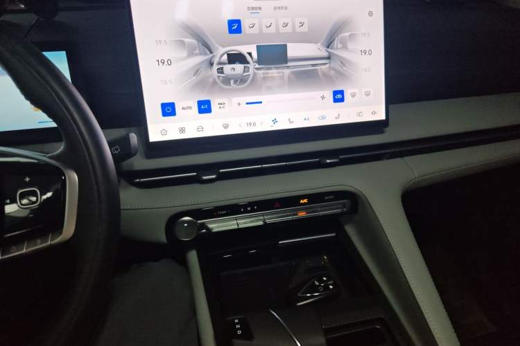Used CHANGAN CS75 PLUS 2026 Model, Smart Champion Edition 1.5T New Blue Whale Smart Navigation Version Audio And AC Panel