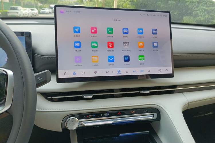 Used CHANGAN CS75 PLUS 2026 Model, Smart Champion Edition 1.5T New Blue Whale Smart Navigation Version Audio And AC Panel