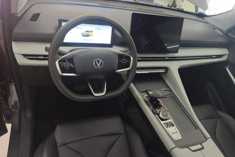 Used CHANGAN CS75 PLUS 2026 Model, Smart Champion Edition 1.5T New Blue Whale Smart Navigation Version Center Console