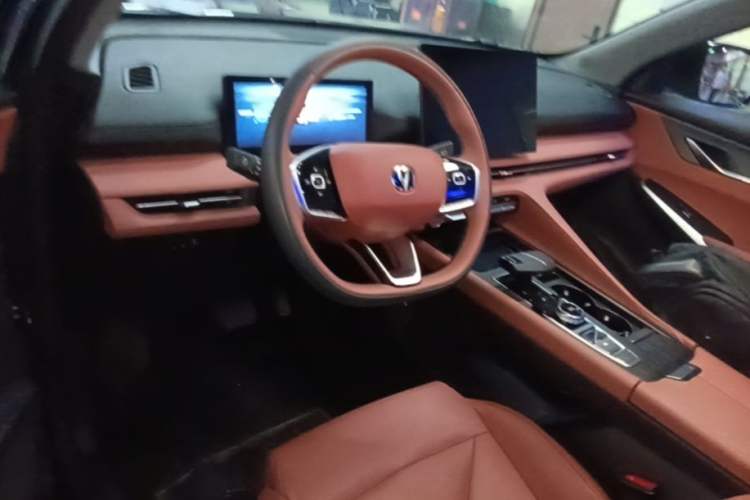Used CHANGAN CS75 PLUS 2026 Model, Smart Champion Edition 1.5T New Blue Whale Smart Navigation Version Center Console