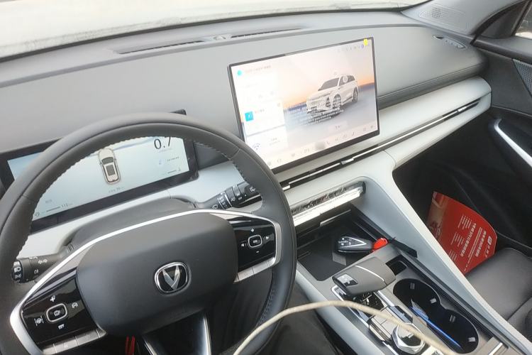 Used CHANGAN CS75 PLUS 2026 Model, Smart Champion Edition 1.5T New Blue Whale Smart Navigation Version Center Console