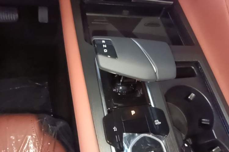 Used CHANGAN CS75 PLUS 2026 Model, Smart Champion Edition 1.5T New Blue Whale Smart Navigation Version Gear Lever