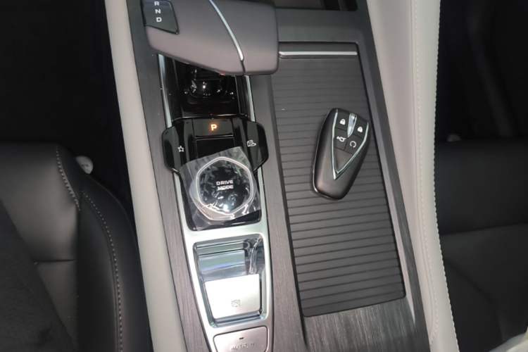Used CHANGAN CS75 PLUS 2026 Model, Smart Champion Edition 1.5T New Blue Whale Smart Navigation Version Gear Lever