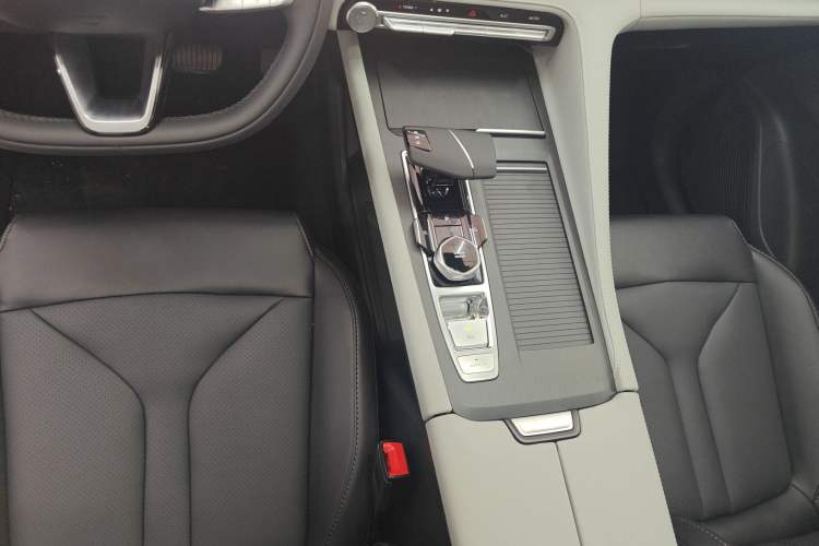 Used CHANGAN CS75 PLUS 2026 Model, Smart Champion Edition 1.5T New Blue Whale Smart Navigation Version Gear Lever