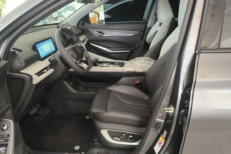 Used CHANGAN CS75 PLUS 2026 Model, Smart Champion Edition 1.5T New Blue Whale Smart Navigation Version Left Front Seat