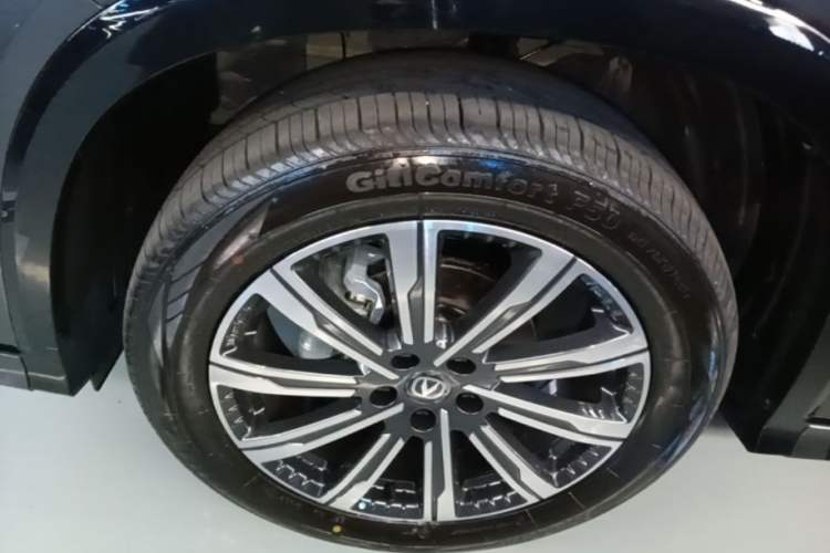 Used CHANGAN CS75 PLUS 2026 Model, Smart Champion Edition 1.5T New Blue Whale Smart Navigation Version Left Front Wheel Hub