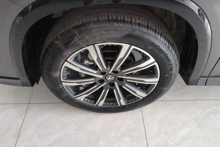 Used CHANGAN CS75 PLUS 2026 Model, Smart Champion Edition 1.5T New Blue Whale Smart Navigation Version Left Front Wheel Hub