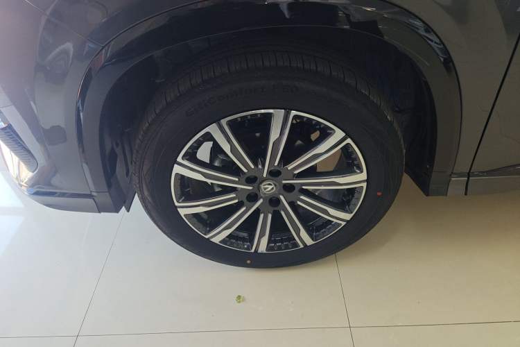 Used CHANGAN CS75 PLUS 2026 Model, Smart Champion Edition 1.5T New Blue Whale Smart Navigation Version Left Front Wheel Hub