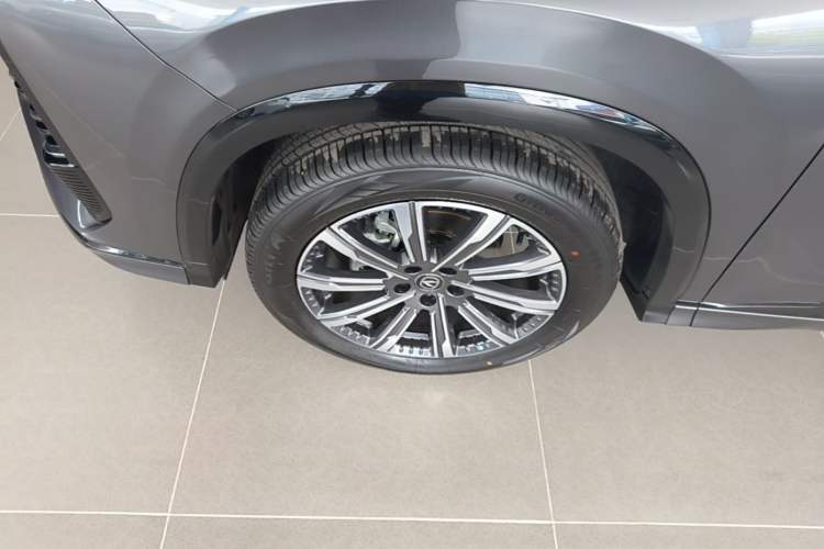 Used CHANGAN CS75 PLUS 2026 Model, Smart Champion Edition 1.5T New Blue Whale Smart Navigation Version Left Front Wheel Hub