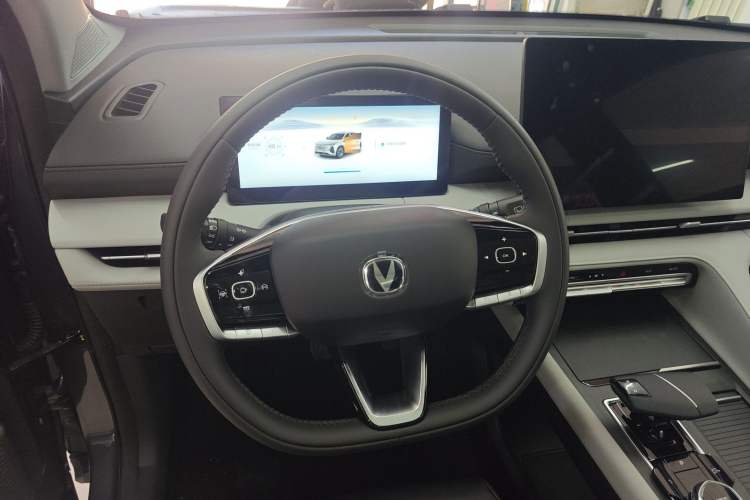 Used CHANGAN CS75 PLUS 2026 Model, Smart Champion Edition 1.5T New Blue Whale Smart Navigation Version Steering Wheel
