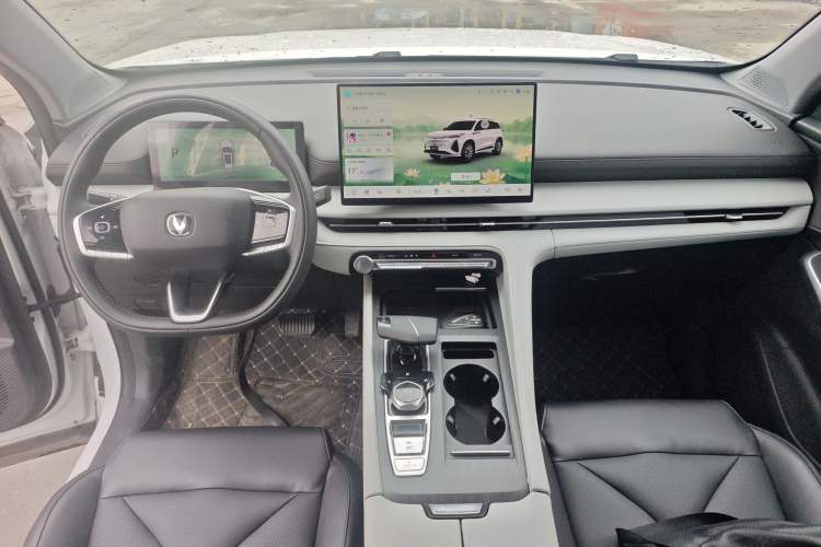 Used CHANGAN CS75 PLUS 2026 Model, Smart Champion Edition 1.5T New Blue Whale Smart Navigation Version Center Console
