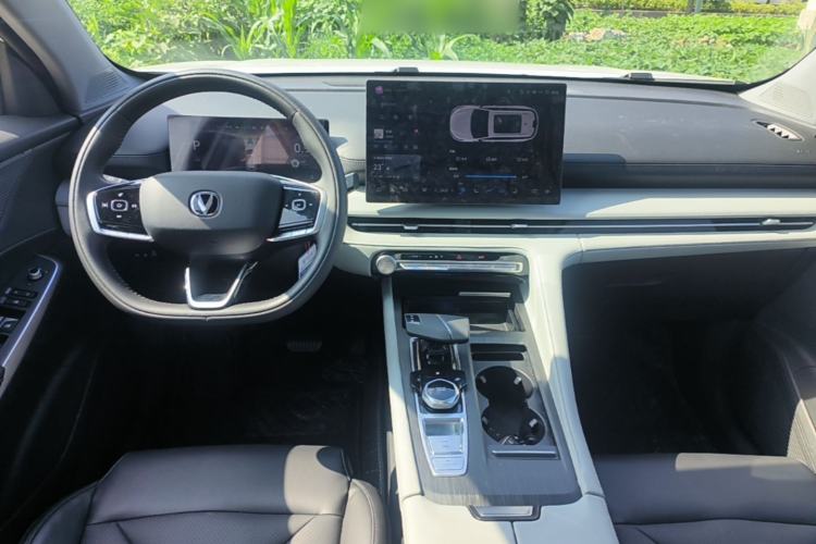 Used CHANGAN CS75 PLUS 2026 Model, Smart Champion Edition 1.5T New Blue Whale Smart Navigation Version Center Console