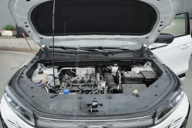 Used CHANGAN CS75 PLUS 2026 Model, Smart Champion Edition 1.5T New Blue Whale Smart Navigation Version Engine Bay