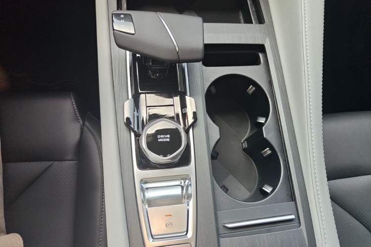 Used CHANGAN CS75 PLUS 2026 Model, Smart Champion Edition 1.5T New Blue Whale Smart Navigation Version Gear Lever