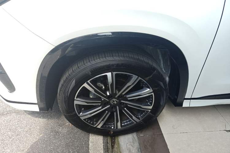 Used CHANGAN CS75 PLUS 2026 Model, Smart Champion Edition 1.5T New Blue Whale Smart Navigation Version Left Front Wheel Hub