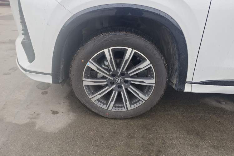 Used CHANGAN CS75 PLUS 2026 Model, Smart Champion Edition 1.5T New Blue Whale Smart Navigation Version Left Front Wheel Hub