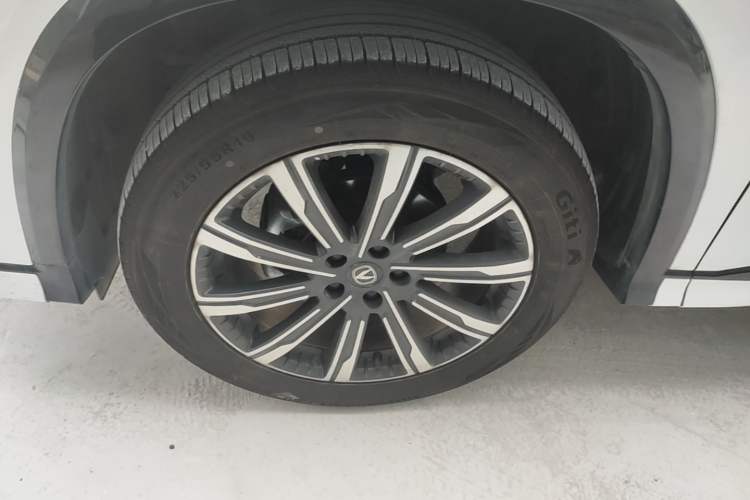 Used CHANGAN CS75 PLUS 2026 Model, Smart Champion Edition 1.5T New Blue Whale Smart Navigation Version Left Front Wheel Hub