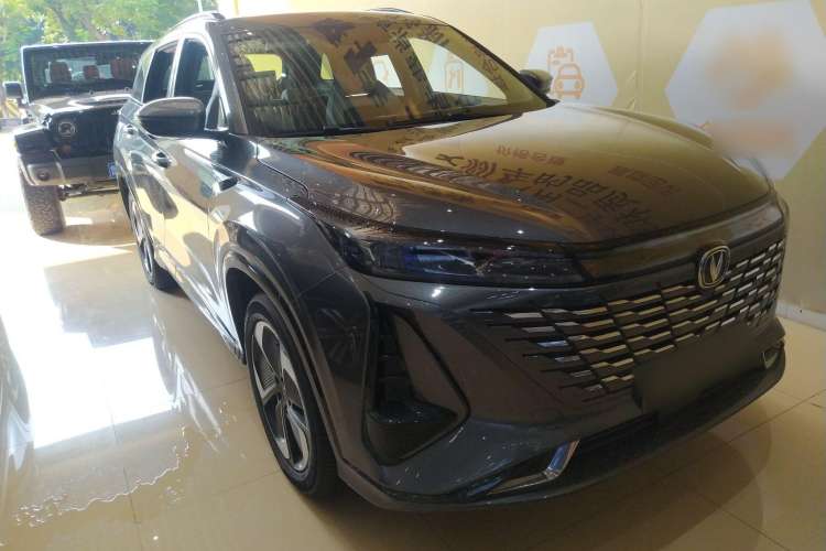 Used CHANGAN CS75 PLUS iDD 2023 ZhiDian iDD Smart Leading Model Front Right 45 Deg