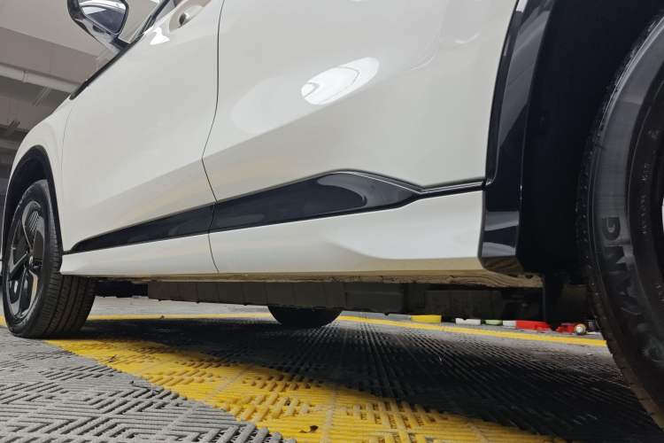 Used CHANGAN CS75 PLUS iDD 2023 ZhiDian iDD Smart Leading Model Left Side Sill