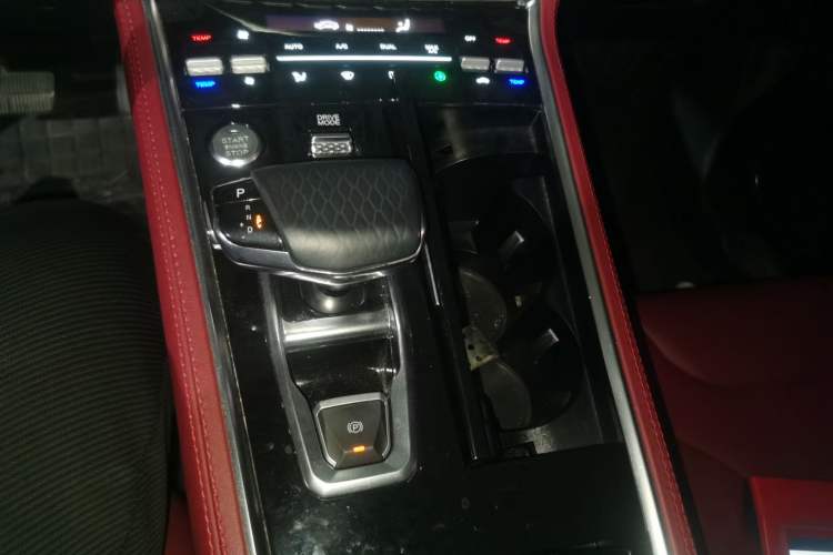 Used CHANGAN CS85 COUPE 2019 1.5T DCT Luxury Version China VI Standard Gear Lever