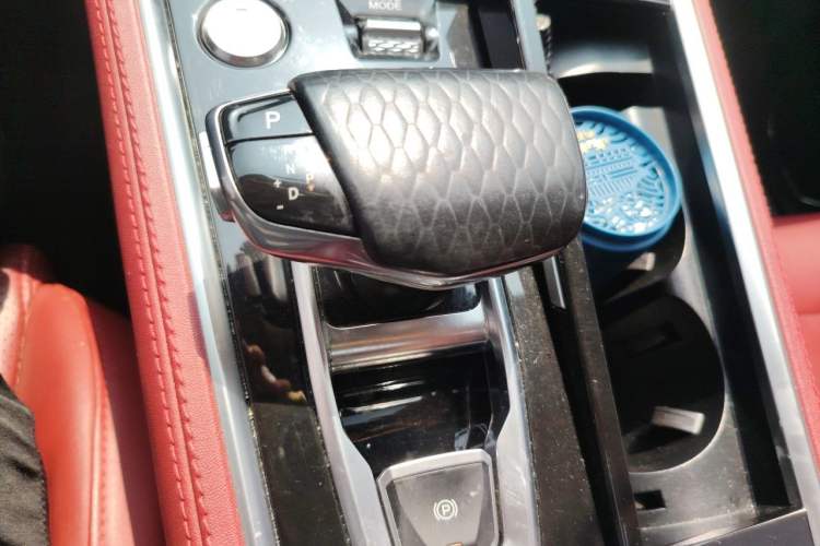 Used CHANGAN CS85 COUPE 2019 1.5T DCT Version China VI Standard Gear Lever