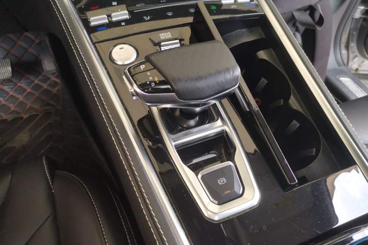 Used CHANGAN CS85 COUPE 2019 1.5T DCT Luxury Version China VI Standard Gear Lever