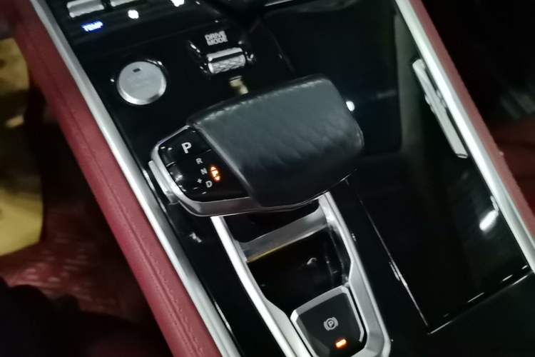 Used CHANGAN CS85 COUPE 2019 1.5T DCT Luxury Version China VI Standard Gear Lever
