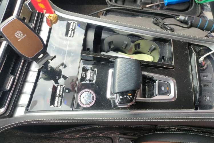 Used CHANGAN CS85 COUPE 2019 1.5T DCT Luxury Version China VI Standard Gear Lever