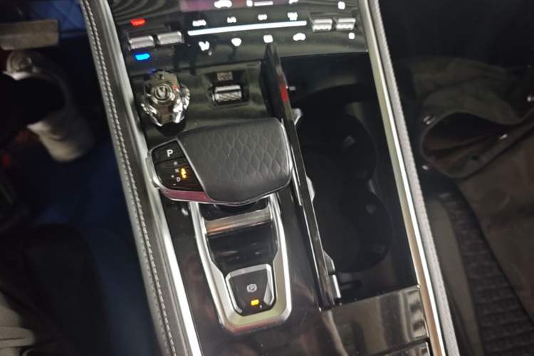 Used CHANGAN CS85 COUPE 2019 1.5T DCT Version China VI Standard Gear Lever