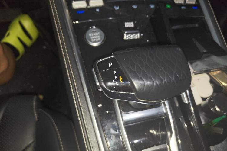 Used CHANGAN CS85 COUPE 2019 1.5T DCT Dynamic Version China VI Standard Gear Lever