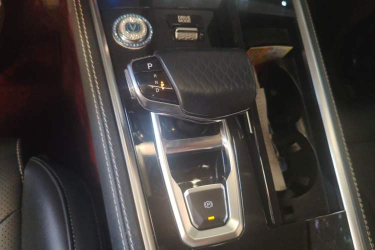 Used CHANGAN CS85 COUPE 2019 1.5T DCT Version China VI Standard Gear Lever