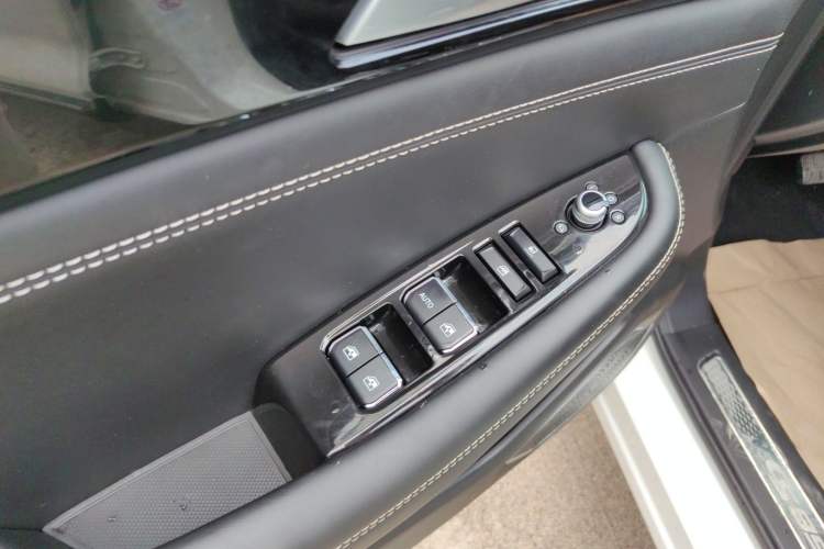 Used CHANGAN CS85 COUPE 2019 2.0T Automatic Luxury Edition China VI Standard Interior 3