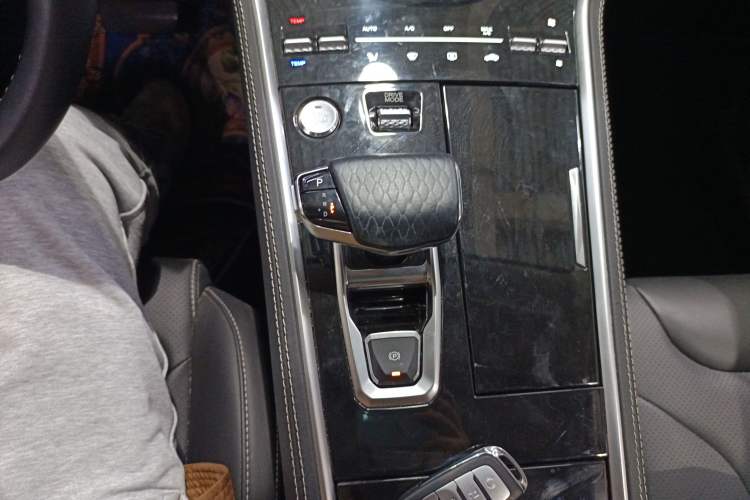 Used CHANGAN CS85 COUPE 2021 1.5T DCT Luxury Edition Gear Lever